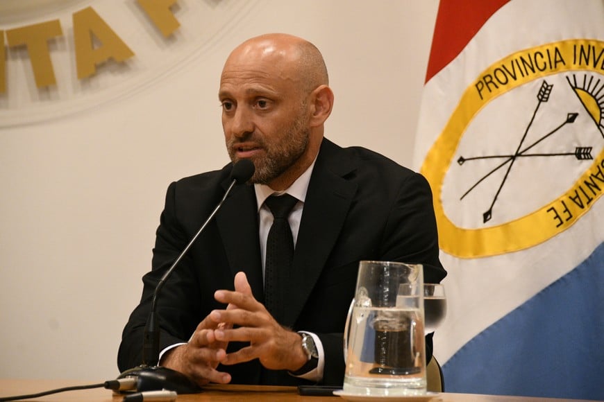 El ministro Gustavo Puccini expuso ante empresarios sobre inversiones, créditos y competitividad. Foto: Manuel Fabatia