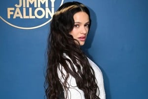 El revolucionario color de pelo de Rosalía que marca la moda de 2025.