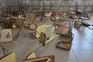Los estudiantes rompieron un aula en repudio por la prohibición de festejar el último día de clases.