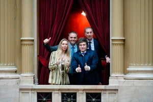 El presidente, su hermana y los ministros Adorni y Santilli.