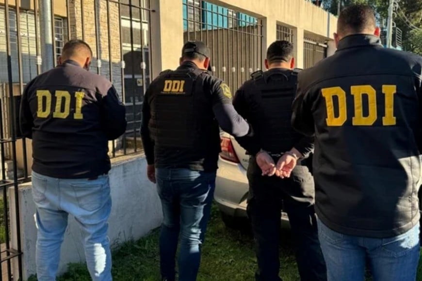 Un policía tambien fue detenido.