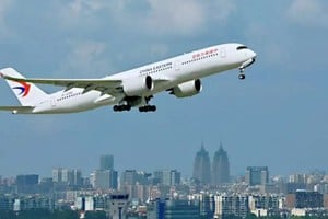 El vuelo de China Eastern aterrizó este jueves por la tarde en el Aeropuerto de Ezeiza.