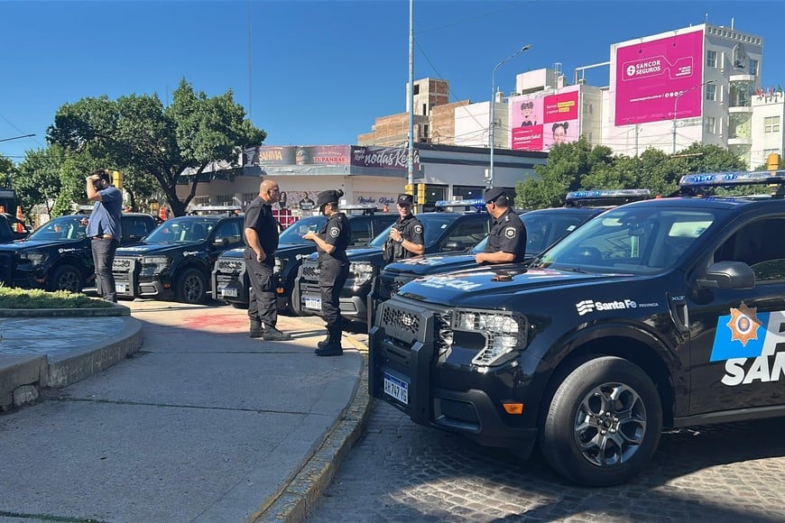 Las camionetas destinadas al Comando Radioeléctrico ya están listas para entrar en servicio.