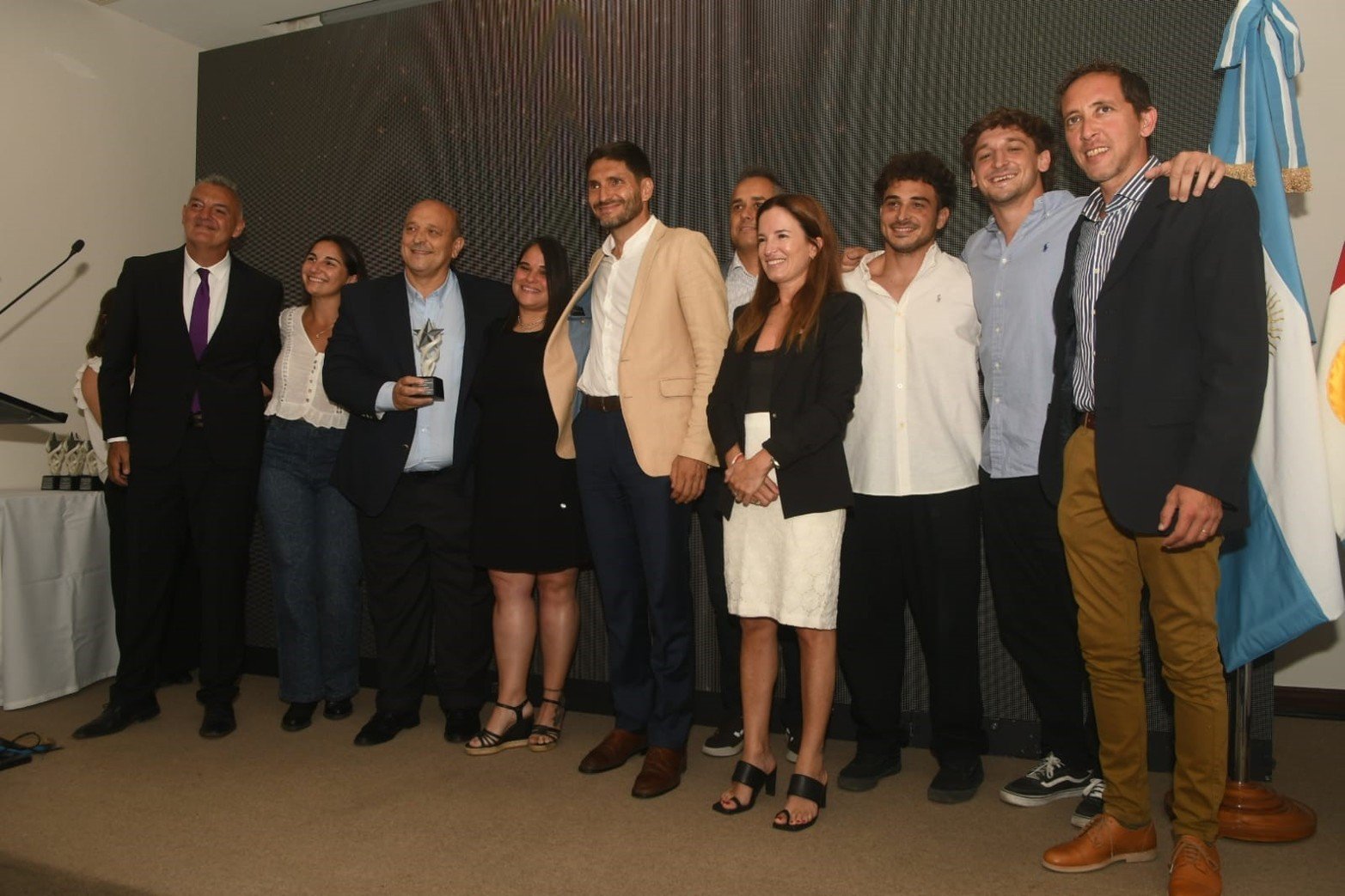 Pullaro junto al grupo Triferto