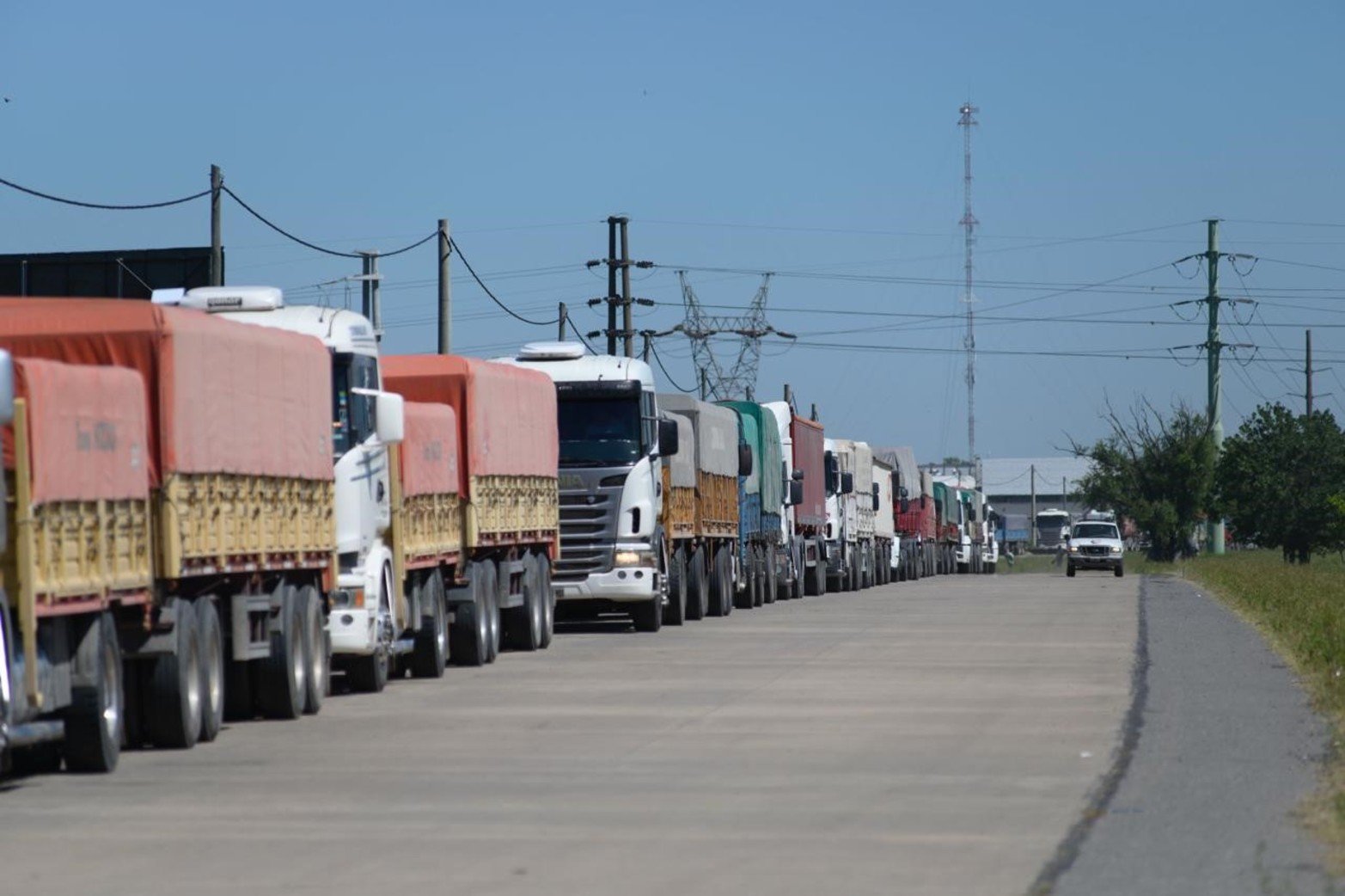 Largas filas de camiones esperando para descargar en el puerto de Rosario este jueves por la mañana.