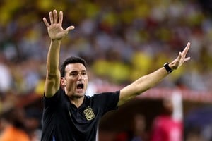 Scaloni ingresará al sorteo del Mundial con la Copa del Mundo en sus manos. Foto: Reuters