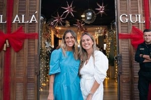 Las responsables de la propuesta revisan la estética navideña del espacio.