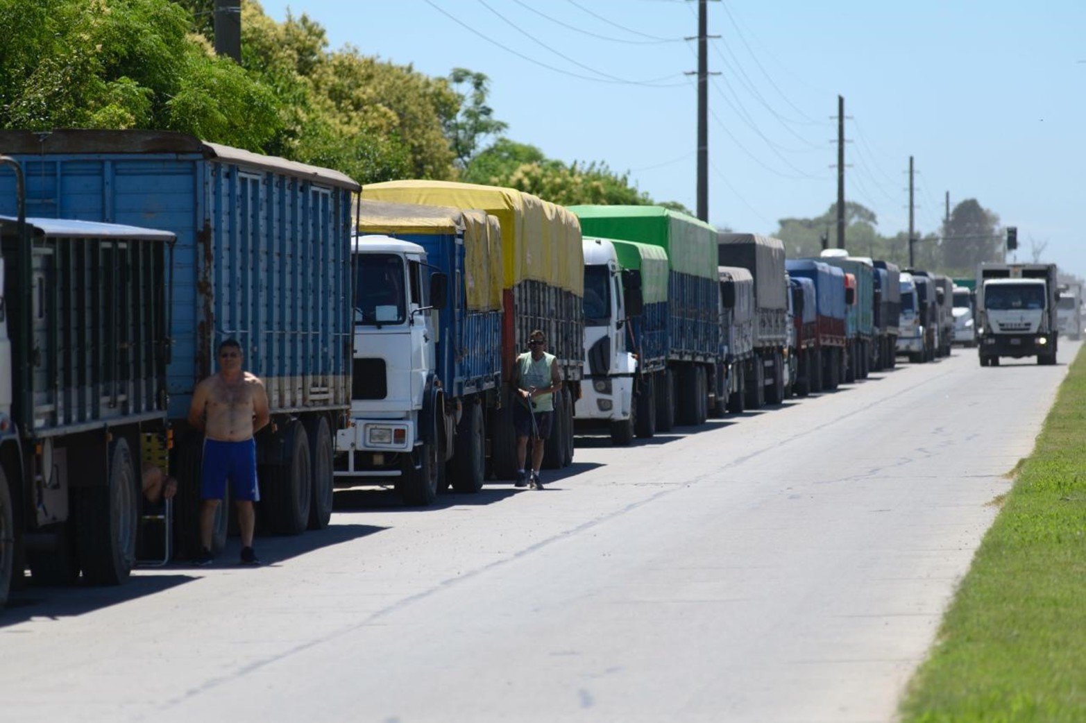 Largas filas de camiones esperando para descargar en el puerto de Rosario este jueves por la mañana.