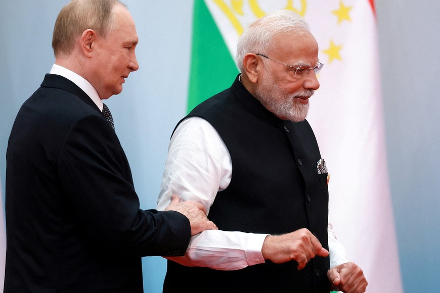Russian President Vladimir Putin and Indian Prime Minister Narendra Modi attend a photo ceremony at the Shanghai Cooperation Organisation (SCO) summit in Tianjin, China, September 1, 2025. Sputnik/Vladimir Smirnov/Pool via REUTERS ATTENTION EDITORS - THIS IMAGE WAS PROVIDED BY A THIRD PARTY.     TPX IMAGES OF THE DAY