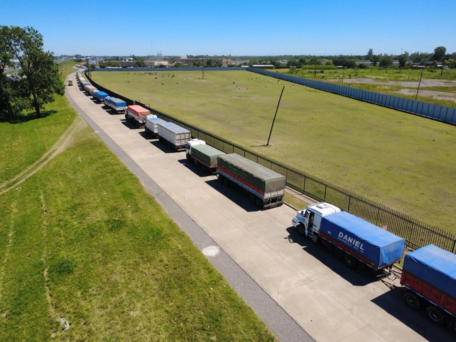 Largas filas de camiones esperando para descargar en el puerto de Rosario este jueves por la mañana.