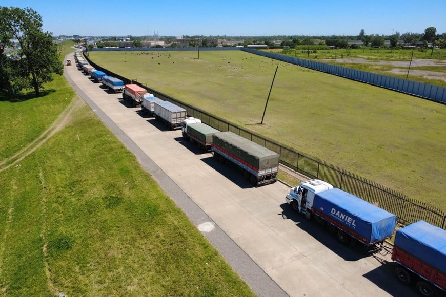 Largas filas de camiones esperando para descargar en el puerto de Rosario este jueves por la mañana.
