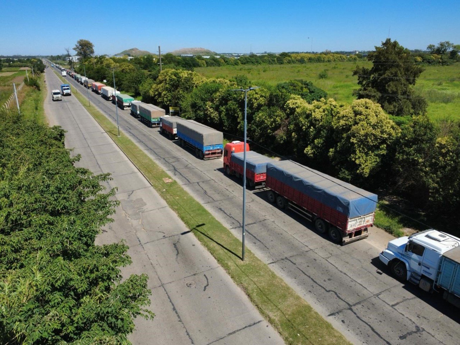 Largas filas de camiones esperando para descargar en el puerto de Rosario este jueves por la mañana.