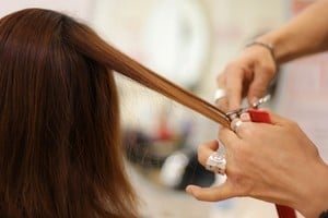 Las fases de la luna suelen guiar a quienes buscan mejorar el crecimiento y la salud capilar.