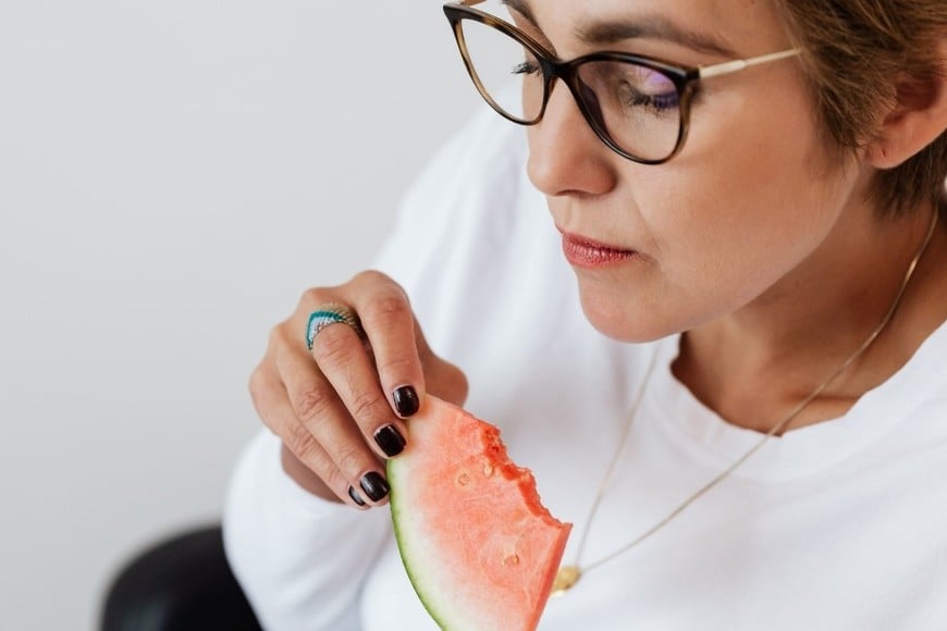 La sandía, por su alto contenido de agua y bajo aporte calórico puede contribuir al control del peso