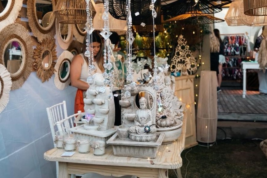 Emprendedores locales preparan sus espacios para recibir al público.