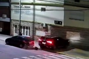 Manejaba alcoholizado, chocó a cuatro autos estacionados y el frente de una casa.