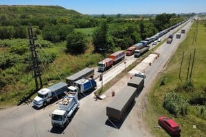 Largas filas de camiones esperando para descargar en el puerto de Rosario este jueves por la mañana.