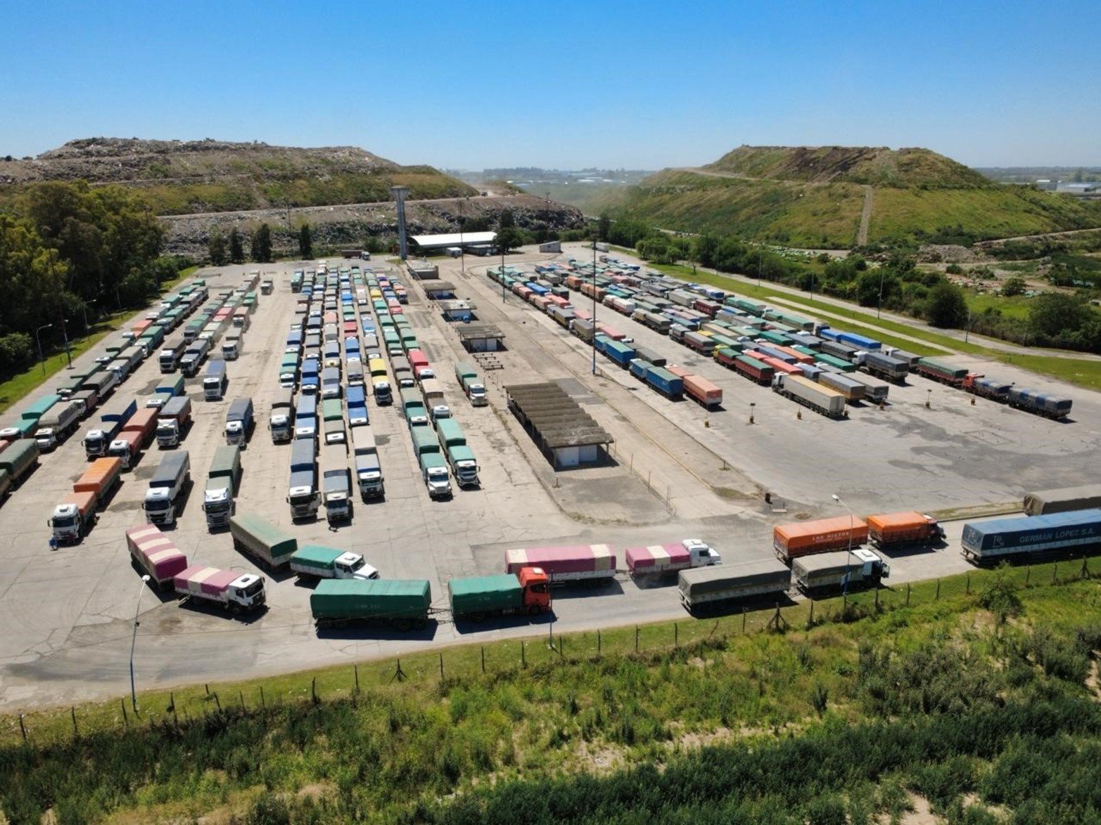 Largas filas de camiones esperando para descargar en el puerto de Rosario este jueves por la mañana.