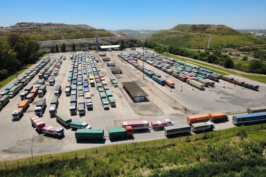 Largas filas de camiones esperando para descargar en el puerto de Rosario este jueves por la mañana.