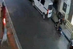 Un delincuente atacó a una mujer a bordo de una moto.