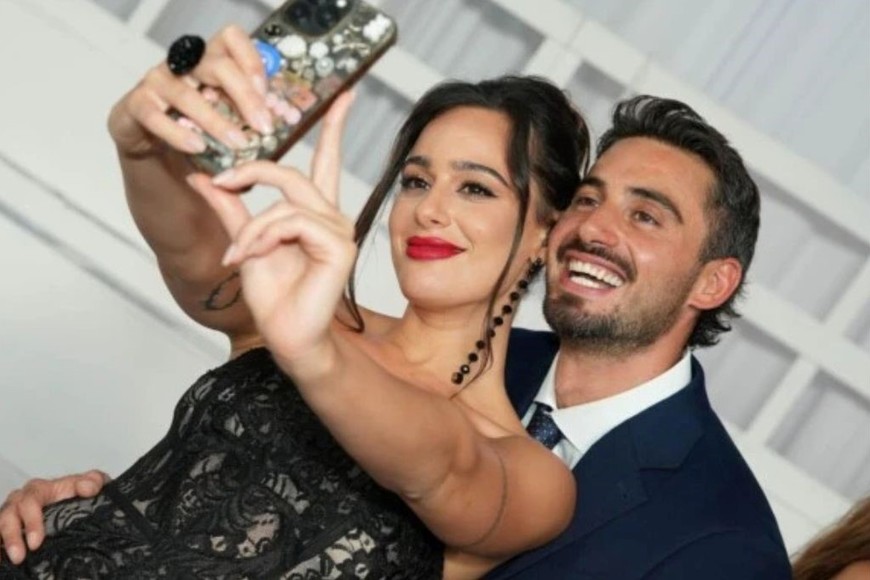 Nico Occhiato y Flor Jazmín Peña en la gala de Revista Gente.