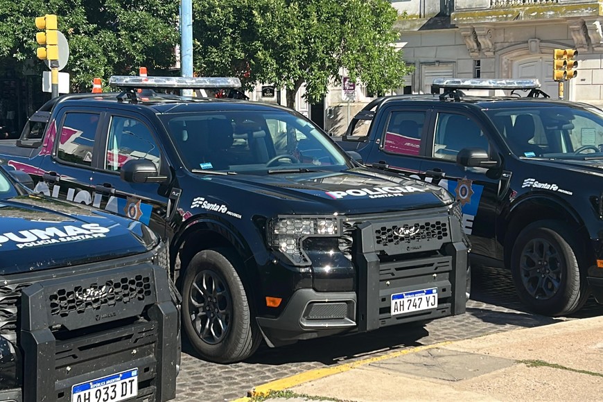 Parte de los nuevos móviles presentados frente a la Jefatura de la Unidad Regional V.