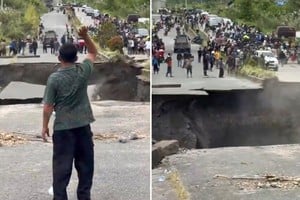 Una carretera de Indonesia se vino abajo frente a la mirada de los vecinos.