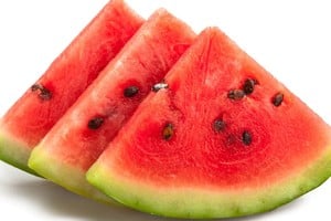 No solo hidrata y refresca sino que también puede servir como un aliado en el control del peso corporal