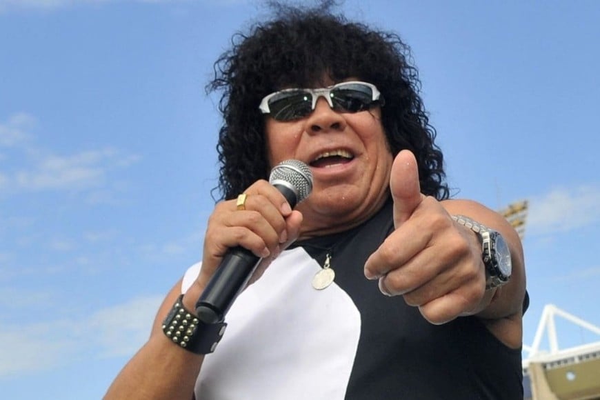 El artista permanece internado y bajo observación, acatando el reposo médico indicado tras la operación.