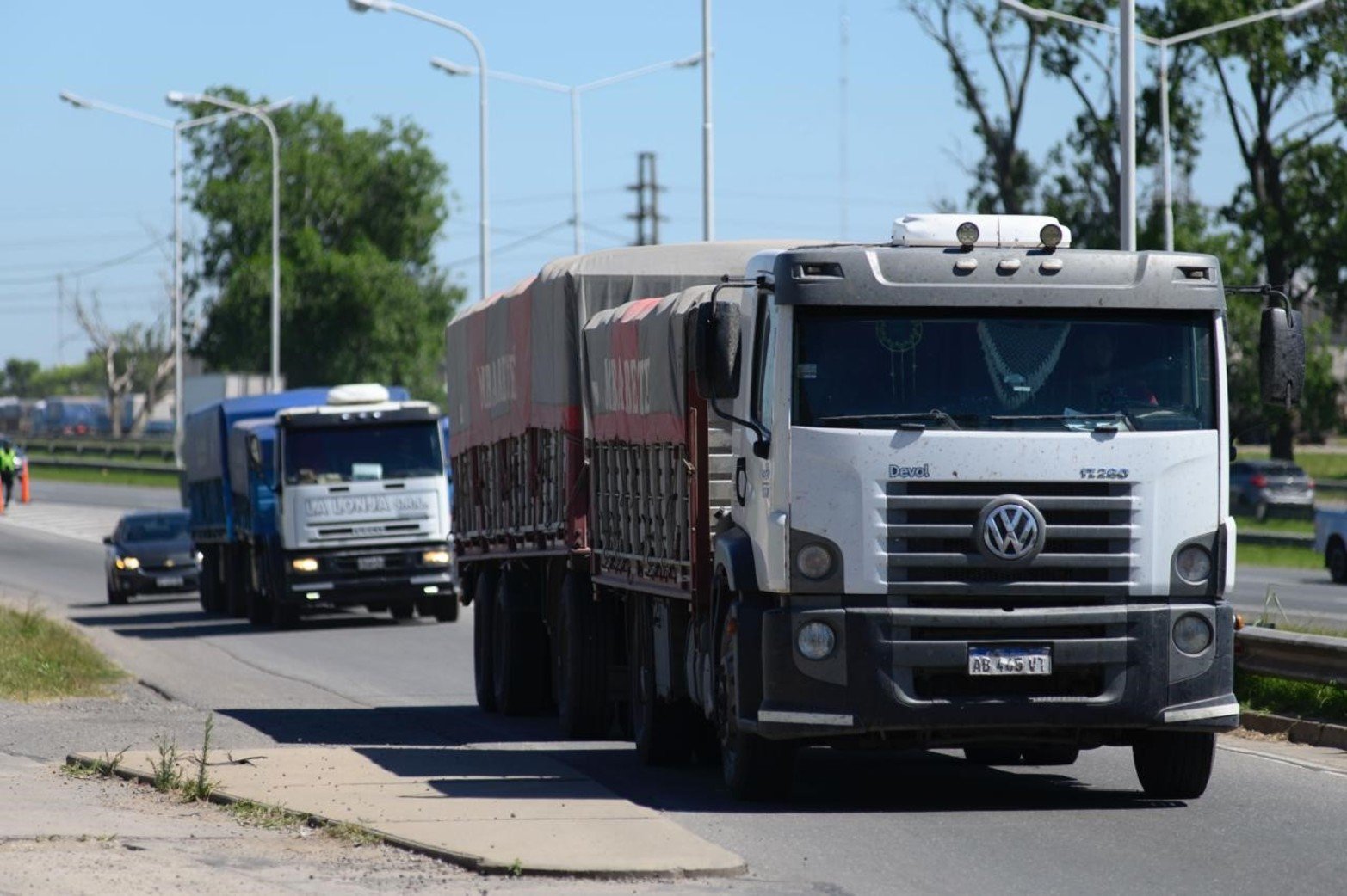 Largas filas de camiones esperando para descargar en el puerto de Rosario este jueves por la mañana.