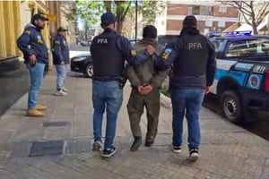 Traslado de uno de los detenidos. Foto: Gentileza