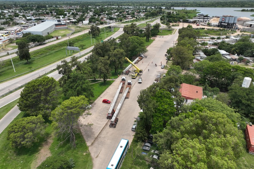  El nuevo puente Santa Fe y Santo Tomé suma sus primeras vigas estructurales