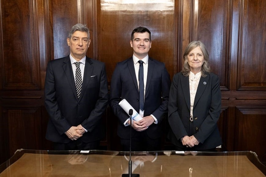 Horacio Rosatti junto a Patricia Bermejo y Martín Ugalde, ganador del concurso,