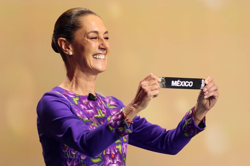 Soccer Football - FIFA World Cup 2026 - FIFA World Cup 2026 Draw - John F. Kennedy Center for the Performing Arts, Washington, D.C., U.S. - December 5, 2025
Mexico's President Claudia Sheinbaum draws Mexico during the FIFA World Cup 2026 draw Pool via REUTERS/Dan Mullan