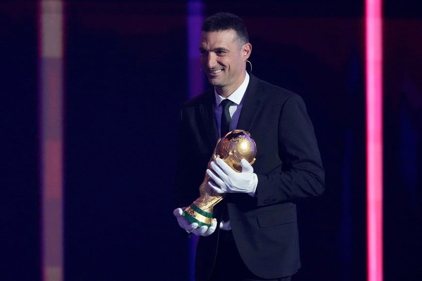 Lionel Scaloni sigue la evolución del futbolista con la Finalissima ante España en el horizonte. Foto: Reuters