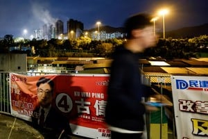 Propaganda de campaña electoral a metros del incendio del Wang Fuk Court, Hong Kong, a finales del mes de noviembre. Crédito: REUTERS/Maxim Shemetov