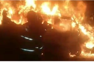 Durante largo rato los bomberos lucharon contra las llamas. Foto: Gentileza