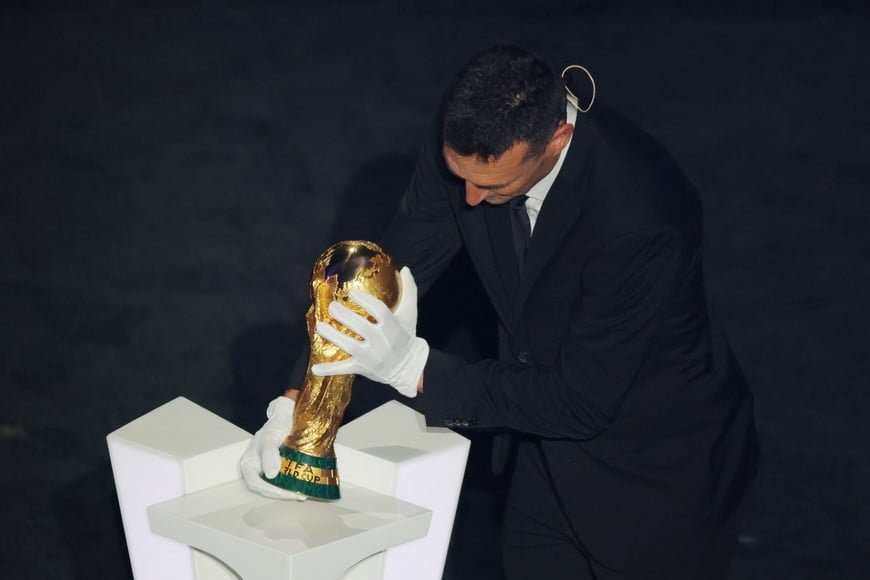 Soccer Football - FIFA World Cup 2026 - FIFA World Cup 2026 Draw - John F. Kennedy Center for the Performing Arts, Washington, D.C., U.S. - December 5, 2025
Argentina coach Lionel Scaloni brings the World Cup trophy onto stage during the FIFA World Cup 2026 draw REUTERS/Carlos Barria