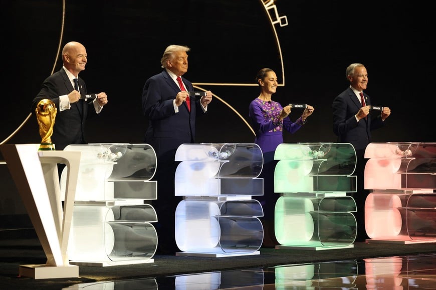 Soccer Football - FIFA World Cup 2026 - FIFA World Cup 2026 Draw - John F. Kennedy Center for the Performing Arts, Washington, D.C., U.S. - December 5, 2025
U.S. President Donald Trump, Mexico's President Claudia Sheinbaum and Canada's Prime Minister Mark Carney pose for a picture with FIFA President Gianni Infantino after drawing their respective countries during the FIFA World Cup 2026 draw Pool via REUTERS/Dan Mullan