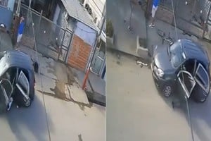 La mujer sufrió golpes y quemaduras por el roce con el asfalto.