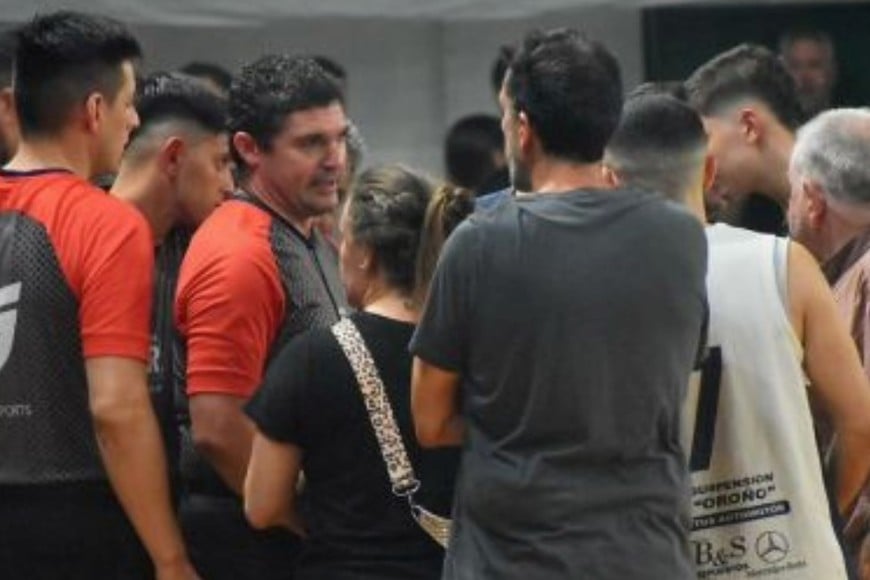 La discusión entre las autoridades para definir la suspensión de Temperley vs Atalaya.