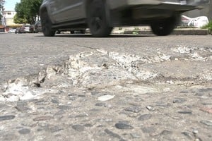 El pozo se volvió un riesgo concreto para automovilistas y peatones.