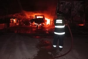Durante largo rato los bomberos lucharon contra las llamas. Foto: Gentileza.