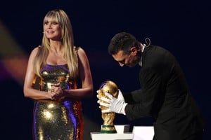 Lionel Scaloni ingresó al escenario portando la Copa del Mundo en Washington. Foto: Reuters
