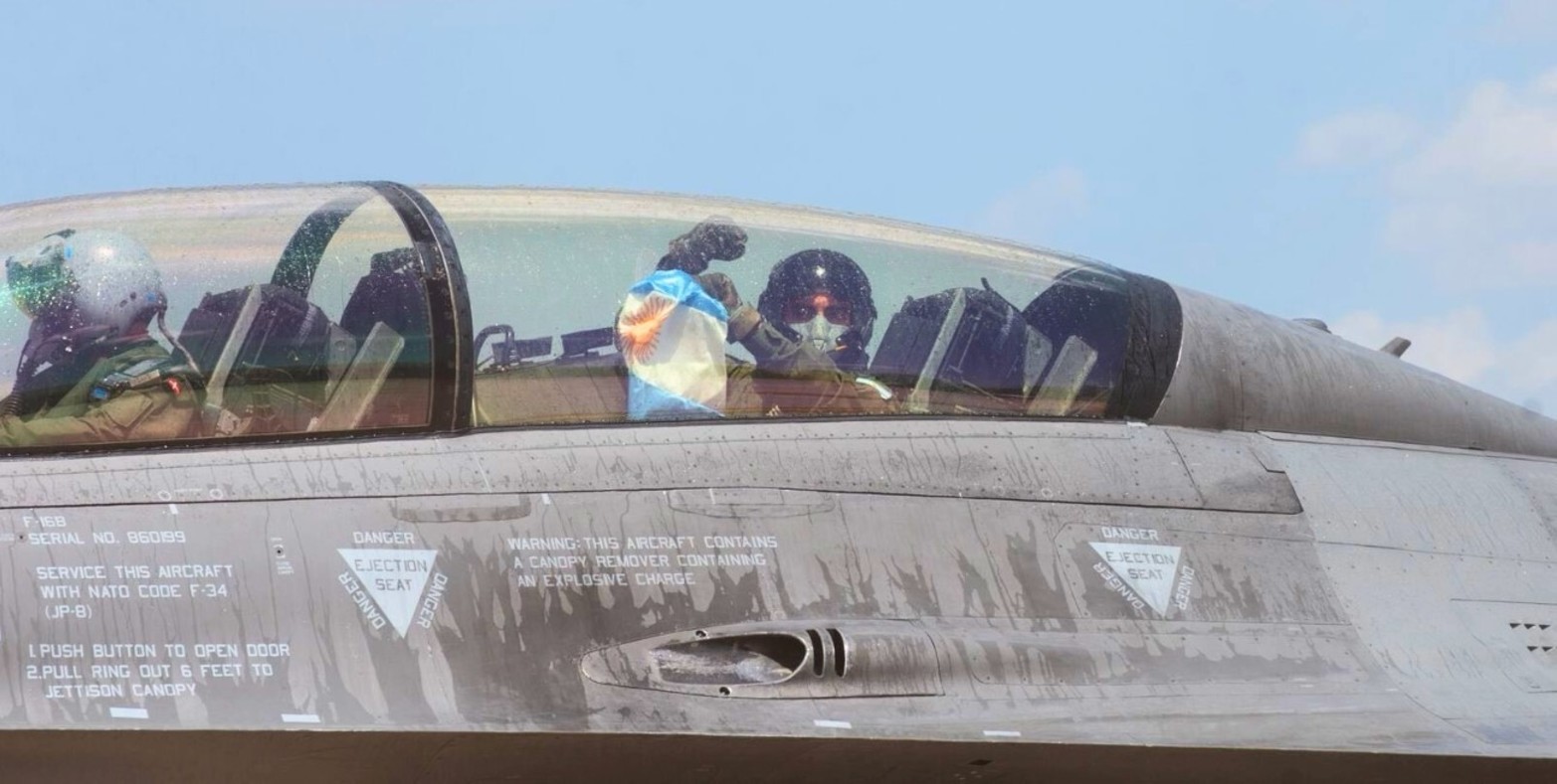Los pilotos argentinos y la bandera nacional en los flamantes F-16.