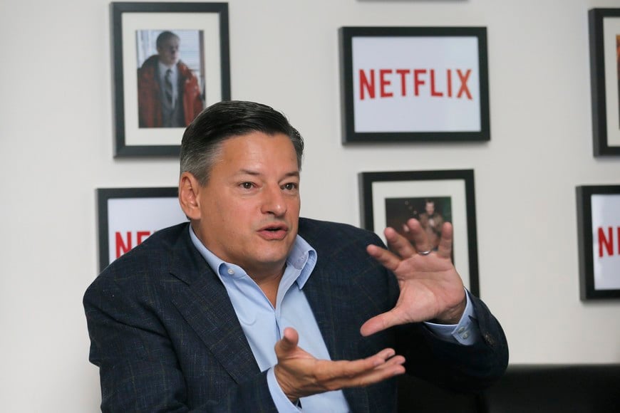 Ted Sarandos, Chief Content Officer of Netflix, gestures as he speaks during an interview with Reuters in Paris September 15, 2014. Netflix launched its video streaming service in France on Monday and teamed up with Bouygues to offer its content on France's third-largest telecom operator's set-top boxes. Netflix will focus its efforts in the next year on ramping up in its six new European markets, including France and Germany, before taking the video streaming service to additional countries, said its chief executive in an interview.     REUTERS/Gonzalo Fuentes (FRANCE - Tags: BUSINESS ENTERTAINMENT SCIENCE TECHNOLOGY) francia paris Neil Hunt jefe de producto de netflix entrevista lanzamiento servicio de video en francia
