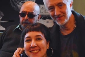 Solari, Kusnetzoff y la productora Sol Liggera, quien le insistió al artista durante cinco años para concretar la entrevista. Foto: Instagram Andy Kusnetzoff