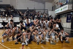 Los chicos de Alma Juniors luego de la gran y festeja victoria en el clásico esperancino.