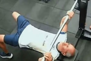 Las cámaras de seguridad registraron el momento del accidente y ahora se investiga el estado del equipo y las condiciones del entrenamiento.