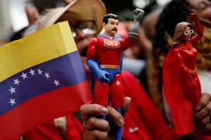 Partidarios del presidente Nicolás Maduro portan una figura de acción de "Super Bigote", un superhéroe inspirado en el mandatario venezolano. Crédito: Reuters